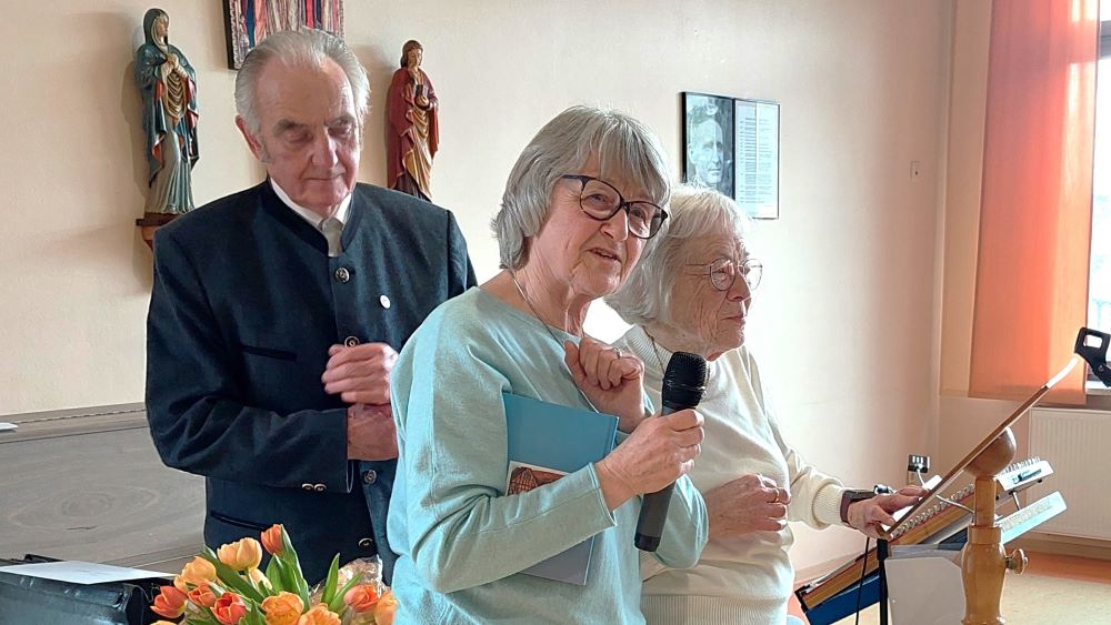 Margarete Germershausen dankte Adelheid Strüber für ihre Verdienste im sozialen Bereich der Caritas und ihr segensreiches Wirken in der Schreibwerkstatt. | Foto: Alois Grobecker